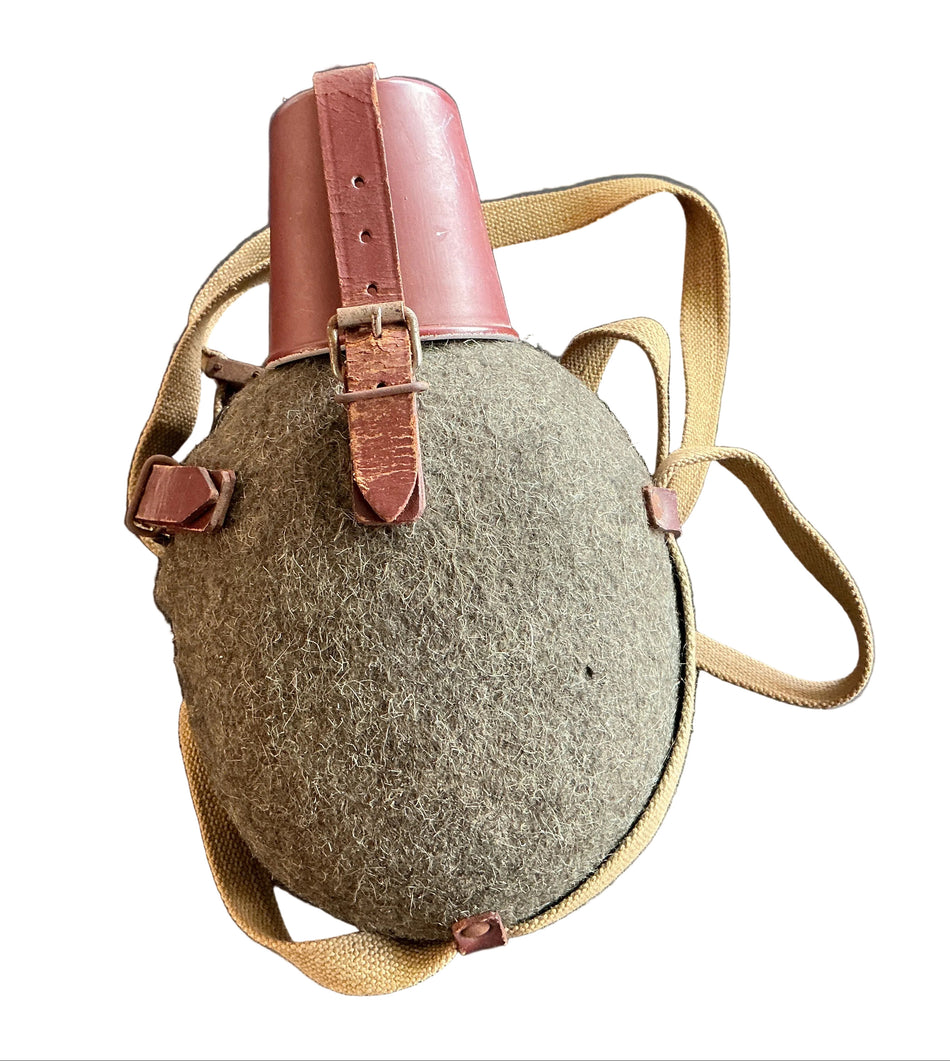 DDR NVA Aluminium Feldflasche Trinkflasche mit Becher, Filzbezug und Punze von 1958